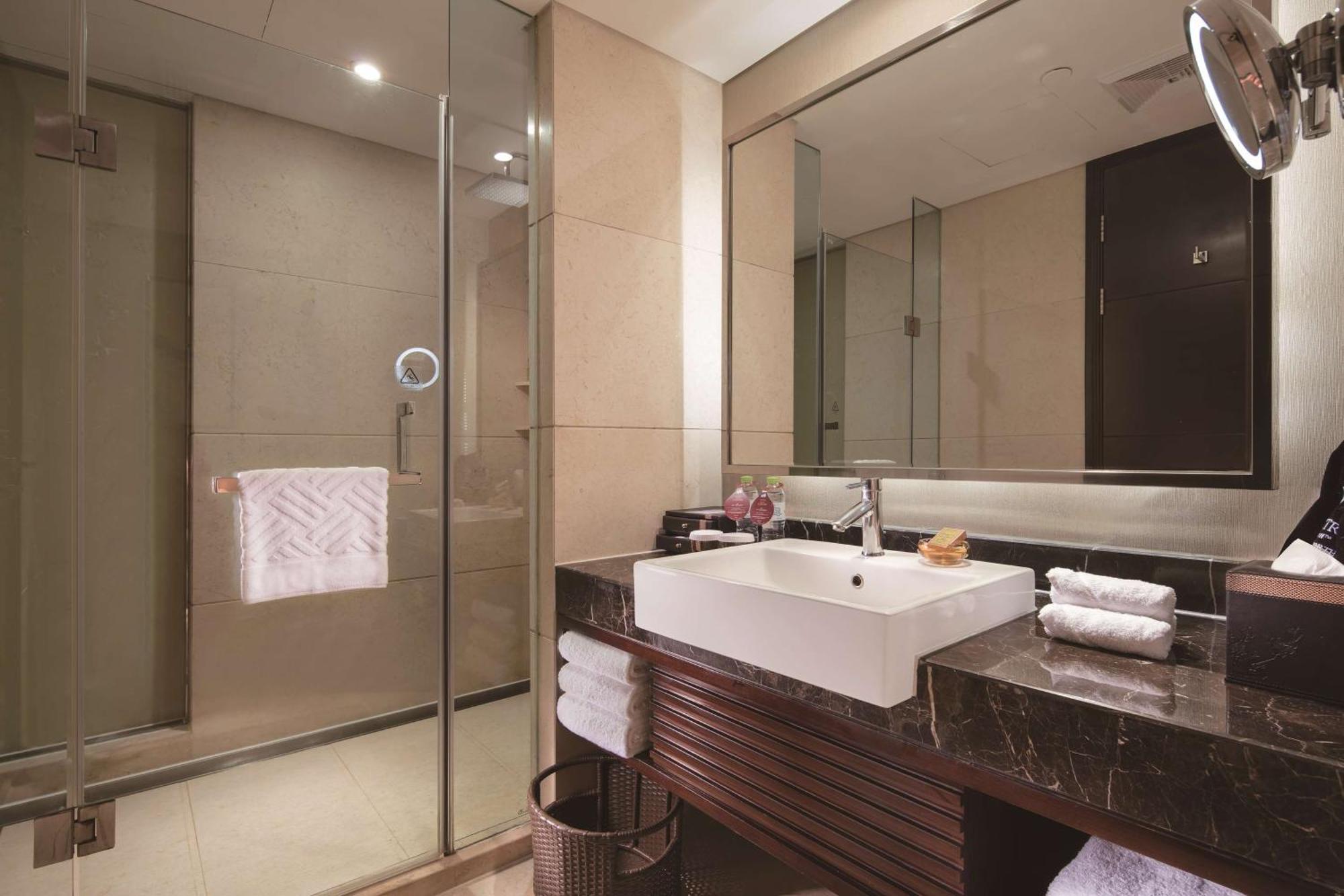מלון Doubletree By Hilton Chongqing - Guanyinqiao Railway Station מראה חיצוני תמונה